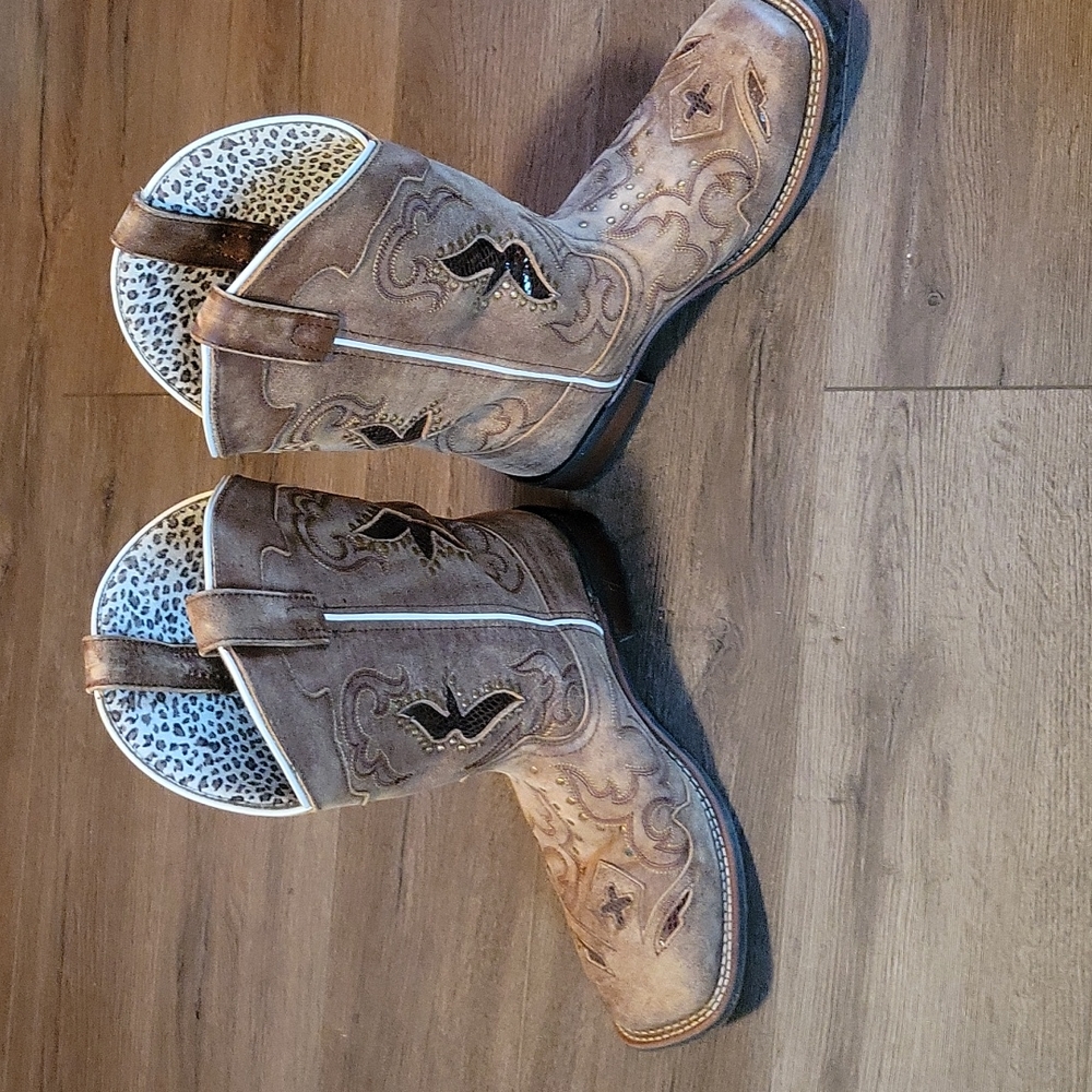 Womens size 10 corral boots.